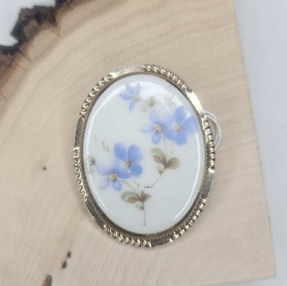 Vintage Porcelain Hand Painted Blue Floral Cameo Gold Tone Brooch GUC 2" 80s-90s
